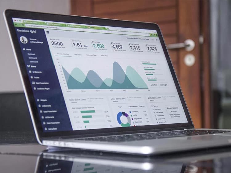 Illustrazione di un ecommerce collegato a sistemi ERP, PIM e CRM